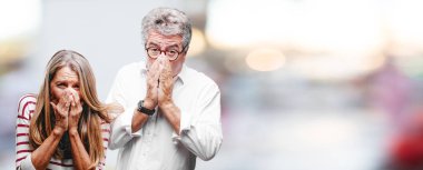 üst düzey serin karı koca Coughing, soğuk algınlığı veya grip gibi bir kış hastalık acı duygu hasta ve ateşli.
