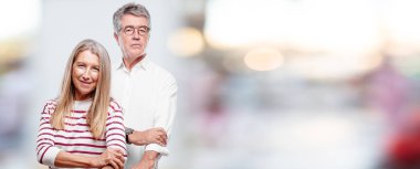 üst düzey serin karı ve koca bir gurur, mutlu ve kendine güvenen ifade ile; silah ile bir meydan okuma kabul, gülümseyen ve başarı, emin bir 