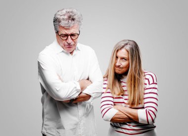 üst düzey serin karı koca bakarak kızgın, mutsuz ve sinirli, öfkeli, silah ile el hareketi, duygu üzgün ve kızgın geçti.