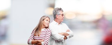 üst düzey serin karı koca ret çapraz kollarında ile muhalif, ciddi, sert bir ifade ile.