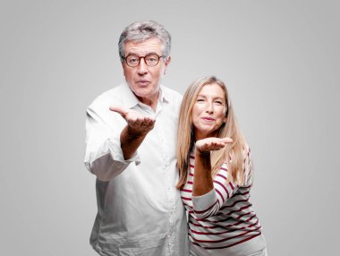 üst düzey serin karı koca bakım, sevgi ve sevgi gösteren bir uçan gerçek aşk öpücük gönderme; bir samimi Saint Valentine's mesaj.