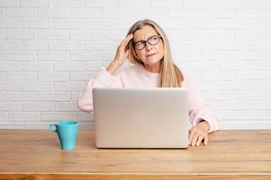 tırmalamak el ile baş ederken hayran bir ifade ile gülümseyerek mutlu bir şekilde iyi ve şaşırtıcı haberlerim fark ya da harika bir fikir sahip üst düzey iş kadını.