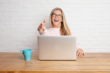 üst düzey işkadını zor bir şeye gülüyor komik ve işaretleme size doğru göbek diğer elinizle tutarken komik fıkralar ile iyi vakit geçiriyor.