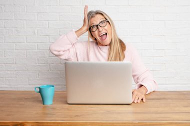 baş el ile dokunmak ise hayran bir ifade ile gülümseyerek mutlu bir şekilde iyi ve şaşırtıcı haberlerim fark ya da harika bir fikir sahip üst düzey iş kadını.