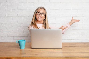 gurur, memnun ve mutlu bir görünüm ile gülümseyen, jest karşılama, sizi tebrik üst düzey iş kadını.