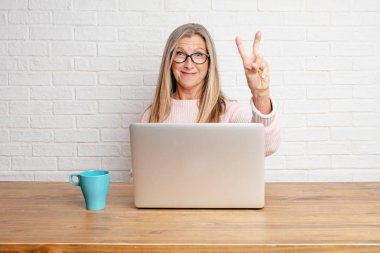 iki parmak ile sayılması gülümseyen ve görünümlü memnun ve mutlu, üst düzey iş kadını.