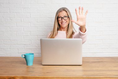 Beş parmaklı, avuç ile sayılması gülümseyen ve görünümlü memnun ve mutlu, üst düzey iş kadını.