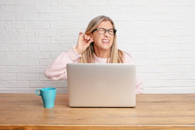 Dikkat, duymak ve ne söylendiğini için dinlemek istiyor, borç verme an kulak üst düzey iş kadını.