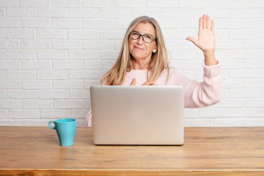 üst düzey işkadını güvenle gülümseyen bir samimi söz ver yoksa yemin, yaparken tek eliyle kalp üzerinde ciddiyetle küfür.