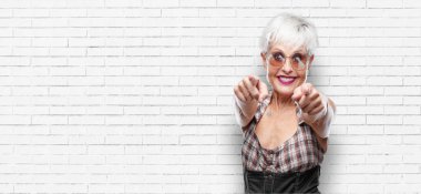 Seni seçmek mutlulukla gülümseyerek ve ileriye dönük iki elle, cool kadın kıdemli.