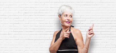 gülümseyen ve dans eğlenceli, hareketli disko müzik mutlu görünüyordu ve neşeli parti havası serin kadın kıdemli.