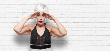 üst düzey serin ve kadın ile bir sürpriz, hayret ifade şokta açık ağız.