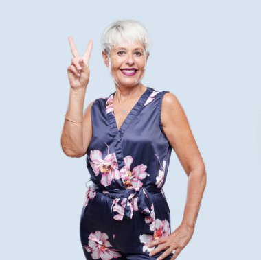 gurur, mutlu ve kendine güvenen bir ifade ile kadın kıdemli serin; gülümseyen ve zafer kutluyor bir 