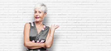 farklı seçenekler veya olanakları merak bir ifade ile arasında şüphe, karşılaştırma ve bir soru poz güzel kadın kıdemli aklımda ve şaşkın bir bakışla.