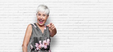 komik fıkralar ile iyi vakit geçiriyor zor bir şeye gülüyor komik ve işaretleme size doğru göbek diğer elinizle tutarken cool kadın kıdemli.