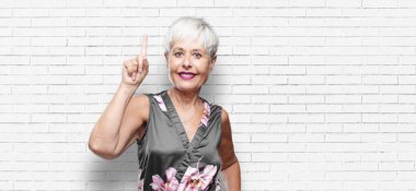 Tek parmakla sayılması gülümseyen ve memnun ve mutlu, seyir serin kadın kıdemli.