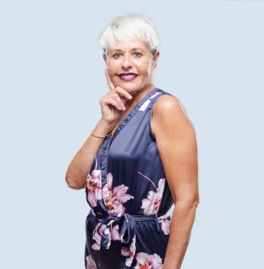 cool kadın kıdemli bir gurur, kendinden emin ve mutlu bir görünüm, gülümseyen ve duygu memnun, yanal veya yan görünüm.