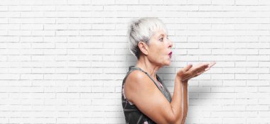 bakım, sevgi ve sevgi gösteren bir uçan gerçek aşk öpücük gönderme cool kadın kıdemli; bir samimi Saint Valentine's mesaj.