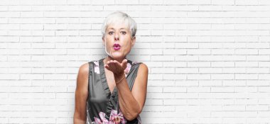 bakım, sevgi ve sevgi gösteren bir uçan gerçek aşk öpücük gönderme cool kadın kıdemli; bir samimi Saint Valentine's mesaj.