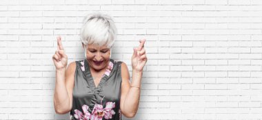 tek eliyle kalp üzerinde ciddiyetle küfür samimi, onurlu söz ver yoksa yemin, yapım cool kadın kıdemli.