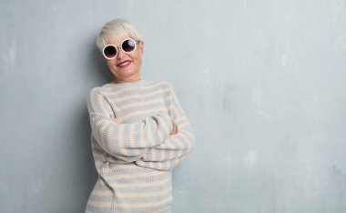 grunge çimento duvara cool kadın kıdemli.