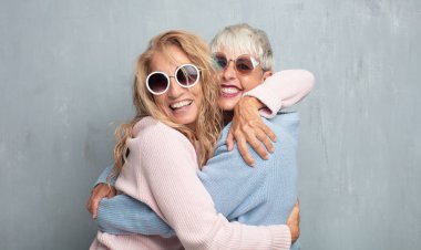 üst düzey cool kadın arkadaşlar grunge çimento duvara.