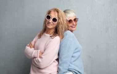 üst düzey cool kadın arkadaşlar grunge çimento duvara.