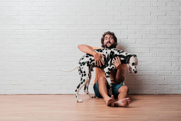 Joven Barbudo Con Perro Dálmata Contra Fondo Pared Ladrillo Blanco — Foto de Stock