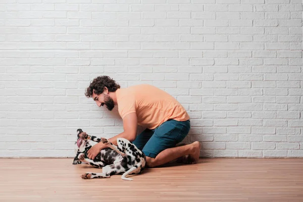 Jovem Barbudo Homem Com Cão Dalmatian Contra Parede Tijolo Branco — Fotografia de Stock