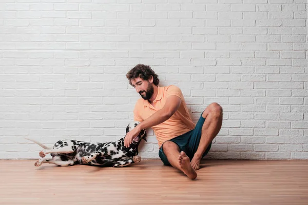 Jovem Barbudo Homem Com Cão Dalmatian Contra Parede Tijolo Branco — Fotografia de Stock