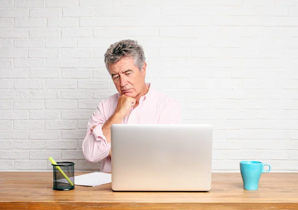 Senior Geschäftsmann Mit Verwirrtem Und Nachdenklichem Blick Seitwärts Blickend Nachdenkend — Stockfoto