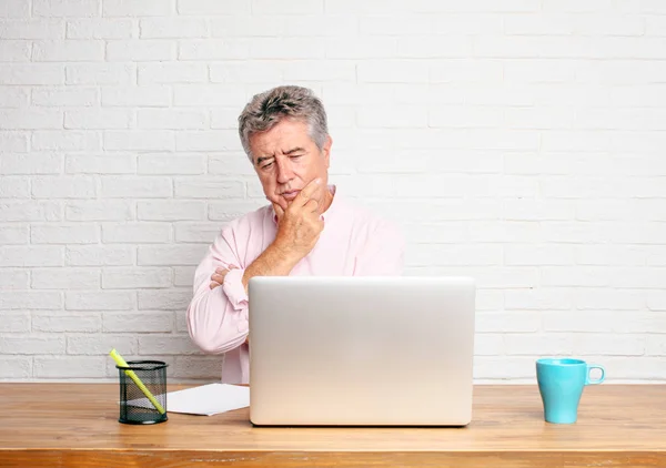 Senior Geschäftsmann Mit Verwirrtem Und Nachdenklichem Blick Seitwärts Blickend Nachdenkend — Stockfoto