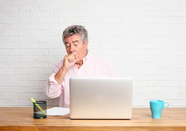 Hombre Negocios Mayor Tos Que Sufre Una Enfermedad Invierno Como — Foto de Stock