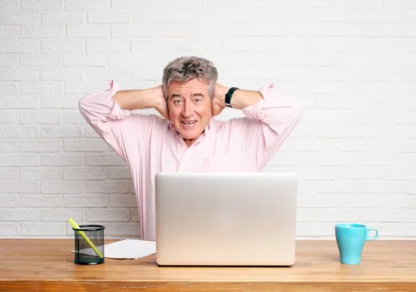 Senior Geschäftsmann Mit Beiden Händen Die Die Ohren Bedecken Sie — Stockfoto