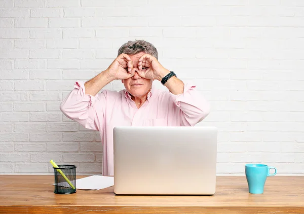 Senior Zakenman Wrijven Van Ogen Verbazing Ongeloof Verbaasd Bang Misschien — Stockfoto