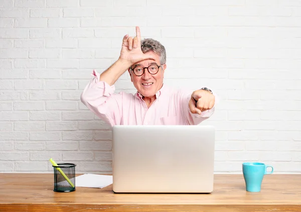 Senior Business Gestikuliert Verlierer Mit Den Fingern Spöttisch Mit Einem — Stockfoto