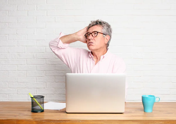 Senior Zakenman Zoek Autoproducenten Verveeld Luisteren Naar Iets Saai Vervelend — Stockfoto