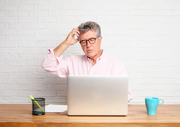 Hombre Negocios Senior Con Una Mirada Tonta Tonta Tonta Sintiéndose — Foto de Stock