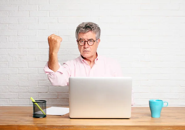 Hombre Negocios Mayor Aspecto Orgulloso Seguro Poderoso Gesto Con Puño — Foto de Stock