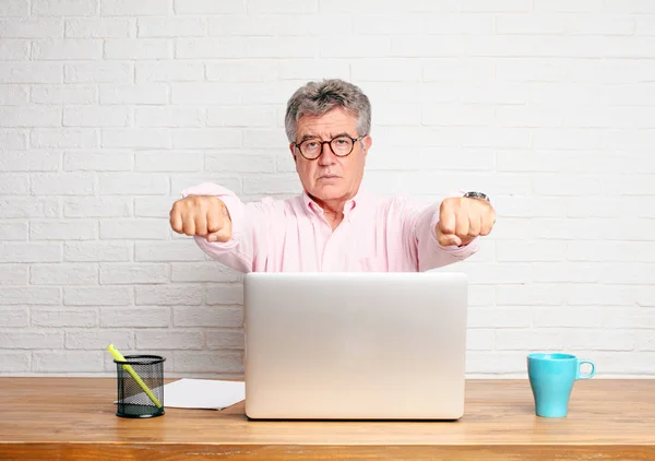 Senior Geschäftsmann Sieht Stolz Selbstbewusst Und Kraftvoll Aus Gestikuliert Mit — Stockfoto