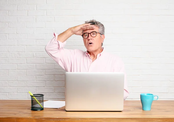 Senior Zakenman Zoek Ver Weg Verte Zoek Naar Een Verre — Stockfoto