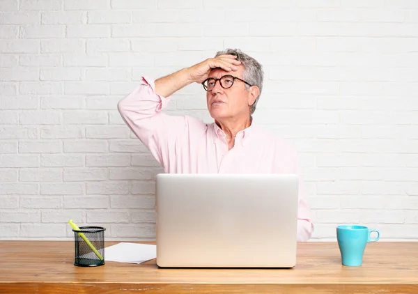 Hombre Negocios Mayor Con Una Triste Mirada Decepción Derrota Que — Foto de Stock