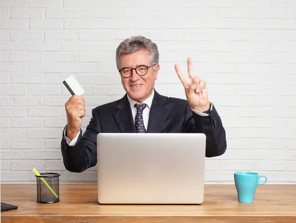 Senior Obchodník Pracuje Jeho Laptop Peníze Koncept — Stock fotografie