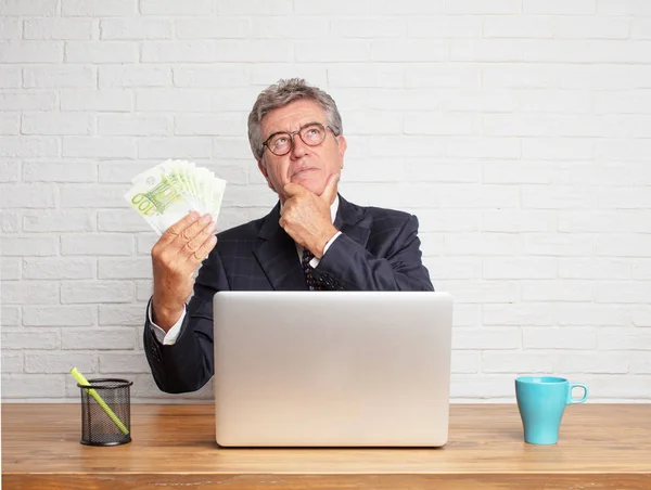 Senior Businessman Working His Laptop Money Concept — Stock Photo, Image