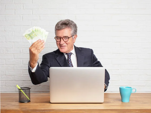 Senior Businessman Working His Laptop Money Concept — Stock Photo, Image