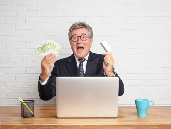 Senior Businessman Working His Laptop Money Concept — Stock Photo, Image