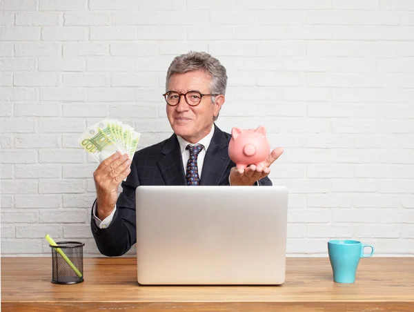 Hombre Negocios Senior Trabajando Con Portátil Concepto Dinero — Foto de Stock