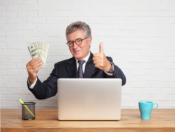 Hombre Negocios Senior Trabajando Con Portátil Concepto Dinero — Foto de Stock