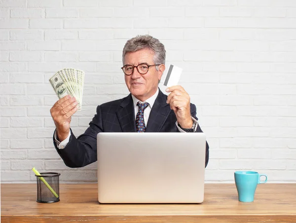 Hombre Negocios Senior Trabajando Con Portátil Concepto Dinero — Foto de Stock