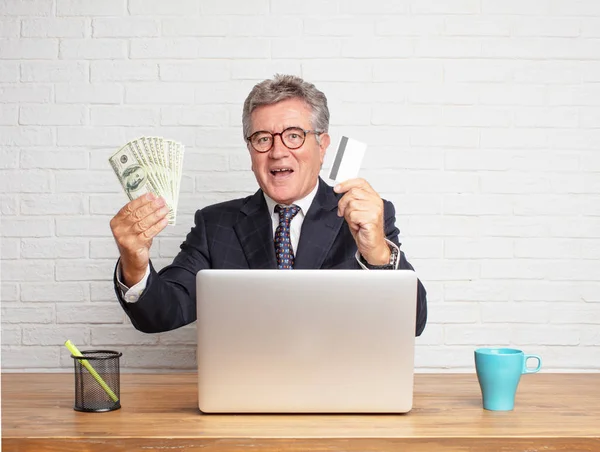 Hombre Negocios Senior Trabajando Con Portátil Concepto Dinero — Foto de Stock